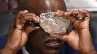 Botswana | Risque souverain : Standard & Poor’s abaisse la note du Trésor En parallèle, l’agence aligne très logiquement les notations sur la Banque du Botswana (BoB) sur celles de l'Etat et a donc abaissé la notation de crédit émetteur à long terme de la banque centrale de «BBB» à «BBB-» et sa notation de crédit émetteur à court terme de «A-2» à «A-3.» Le tout, assorti de perspectives négatives.