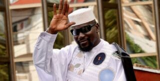 Guinée | Rating : Standard & Poor’s salue la trajectoire des réformes Dans sa première réaction, le Premier ministre guinéen, Amadou Oury Bah, y a vu «un signe de confiance de la communauté financière dans les réformes engagées par le chef de l’Etat, le Général Mamadi Doumbouya». Beaucoup moins pompeux, les analystes de Standard & Poor’s disent à peu près la même chose : «la perspective positive reflète la forte augmentation des réserves de change de la Guinée, qui constituent des amortisseurs supplémentaires dans un contexte macroéconomique volatil, la hausse des recettes non minières, la dynamique positive des réformes et les solides perspectives de croissance économique».