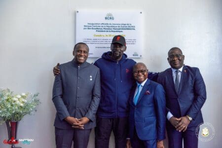 Le mercredi 25 mars 2026, Kaloum a été le théâtre d’un événement majeur pour l’économie guinéenne. Le Président Mamadi Doumbouya a officiellement inauguré le nouveau siège de la Banque Centrale, un édifice présenté comme le reflet des ambitions de modernisation du pays.