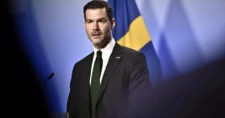 Le gouvernement suédois a présenté mardi 24 mars son projet de loi imposant aux migrants de mener une «vie honnête», sous peine d'expulsion. Le gouvernement de droite, arrivé au pouvoir en 2022 en promettant de durcir sa politique d'immigration, a présenté récemment une série de réformes qu'il tente de faire adopter avant les élections législatives de septembre.