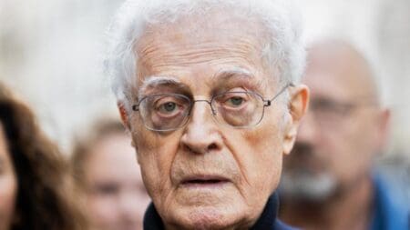 La nouvelle est tombée ce lundi 23 mars, avec cette ironie cruelle que l’histoire réserve parfois à ses acteurs. Lionel Jospin, figure tutélaire de la gauche française, ancien Premier ministre, artisan patient de la gauche plurielle, est mort dimanche à 88 ans. Sa disparition est annoncée au lendemain d’élections municipales qui ont, une nouvelle fois, révélé l’incapacité persistante des familles de gauche à parler d’une seule voix. Comme si cette mort, au-delà de l’émotion qu’elle suscite au sein du peuple de gauche, mais bien au-delà aussi, venait rappeler à ses héritiers la leçon centrale d’une vie politique tout entière consacrée à l’organisation du collectif.
