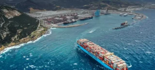 La logistique n'est jamais simplement technique ; elle est toujours politique ; la violence qui accompagne les efforts pour maintenir la circulation des marchandises à travers les points de passage stratégiques n'est pas une externalité mais une caractéristique constitutive du système commercial mondial (Deborah Cowen 2014). Rappelons qu’en novembre 2020 les milices du Polisario avaient bloqués le point de passage stratégique de Guergarate entre le Royaume du Maroc et la Mauritanie ou transitent les flux de marchandises par route entre l’Europe, le Maroc et l’Afrique sub-saharienne.