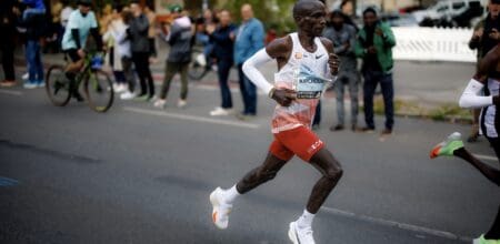 Depuis des années, Eliud rêve de faire de notre monde un monde de course à pied. Au cours des deux prochaines années, il se propose de courir un marathon sur chacun des sept continents afin d'inciter les gens à mener une vie plus saine tout en unissant le monde grâce à la course à pied. Eliud est impatient de visiter chaque continent pour rencontrer et courir aux côtés des communautés de coureurs et des fans locaux.