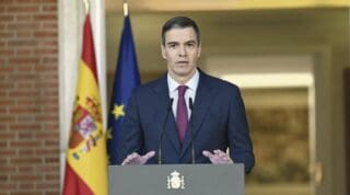«Non à la guerre !» A répondu mercredi 04 mars le Premier ministre espagnol Pedro Sánchez à Donald Trump, après les critiques du Président américain reprochant notamment à l'Espagne son refus de laisser les États-Unis utiliser des bases militaires situées en Andalousie pour leur guerre contre l'Iran. «C’est ainsi que commencent les grandes catastrophes de l’humanité... On ne peut pas jouer à la roulette russe avec le destin de millions de personnes,» a déclaré Sanchez dans un discours télévisé adressé à la nation.