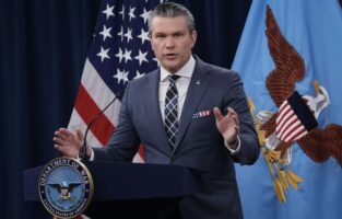 Un juge fédéral américain a bloqué vendredi la nouvelle politique du Pentagone limitant l’accès de la presse, qui s’est soldée par le retrait des accréditations de la plupart des grands médias. Saisi par le New York Times en décembre, un juge conclut qu’une bonne partie de cette nouvelle politique en matière d’accréditations «viole» plusieurs amendements à la Constitution américaine, notamment le Premier, garantissant la liberté d’expression. Le ministère de la Défense n’a pas réagi dans l’immédiat mais devrait faire appel de cette décision.