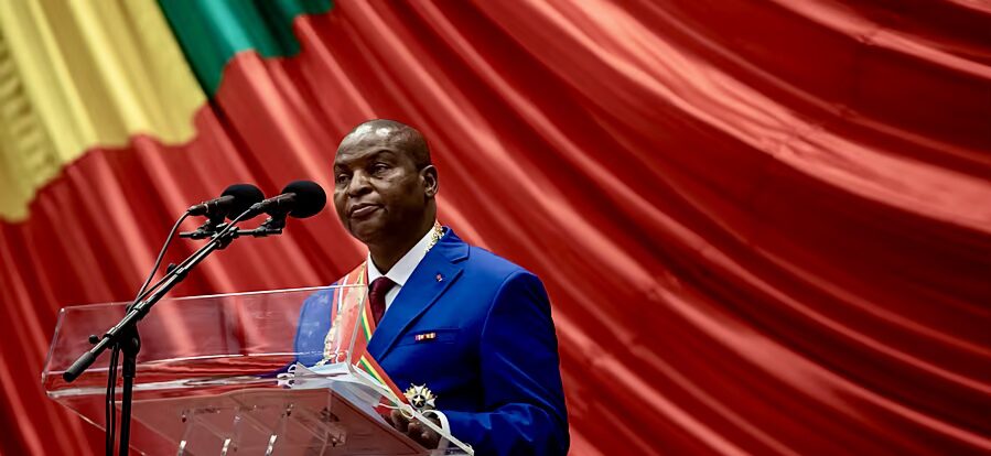 Dans l’enceinte bouillonnante du complexe sportif Barthélémy-Boganda, devant une marée humaine de 20 000 sympathisants, le décor était celui d’une rupture historique. En prêtant serment sur la Bible, le Professeur Faustin-Archange Touadéra n’a pas seulement entamé un nouveau mandat.