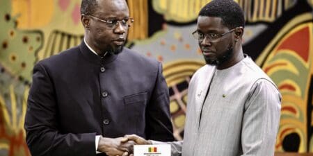 Sénégal | : Sonko relance les hostilités au sommet de l’Etat Interrogé dimanche lors d’une émission à la télévision par un militant du Pastef sur la relation entre les deux hommes, Sonko a déclaré dimanche que le débat serait sans objet si le Président est aligné sur son parti. «Si le Président n'est pas aligné sur son parti, même si nous gouvernons tous ensemble, nous nous trouvons dans ce que j'appelle une situation de partage du pouvoir informel,» a-t-il martelé en ajoutant qu’il est toujours possible de trouver des convergences.
