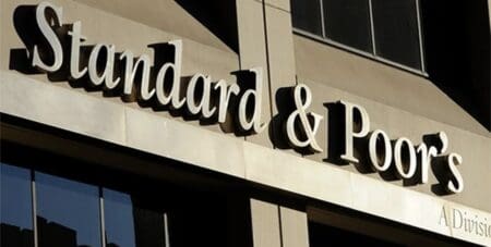 Plus globalement, des politiques macroéconomiques saines ont renforcé la résilience de l'économie face aux chocs, relèvent les analystes de S&P Global Ratings. La vigueur des exportations, notamment dans le secteur du tourisme, conjuguée à la hausse des investissements directs étrangers (IDE), a contribué à l'accumulation des réserves de change. Par ailleurs, les réformes fiscales en cours soutiennent la consolidation des recettes budgétaires.