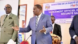 Le décor était solennel ce mardi 24 mars à Bangui. Devant un parterre de diplomates, d’experts de la santé et de partenaires financiers, le chef de l’État, Faustin-Archange Touadéra, a donné le coup d’envoi officiel du programme Health Emergency Preparedness and Response (HeSP). Dans un monde encore marqué par les cicatrices des récentes crises sanitaires mondiales, la République Centrafricaine (RCA) ne veut plus seulement subir, elle entend désormais anticiper et protéger.