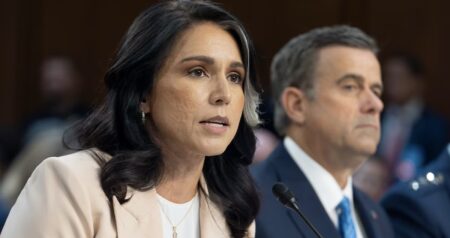 Une déclaration à contre-courant de la vulgate trumpienne. Le renseignement américain a conclu mercredi que l'Iran n'avait pas essayé de relancer ses activités d'enrichissement nucléaire détruites dans des frappes américano-israéliennes en juin 2025, contredisant Donald Trump sur les objectifs de la guerre en cours contre Téhéran.