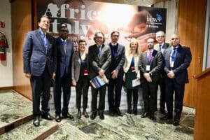 Rome. Du 3 au 6 mars 2026, la neuvième édition de l’Italia Africa Business Week (IABW) réunit responsables politiques, chefs d’entreprise et institutions internationales autour d’un objectif clair : transformer les ambitions du partenariat entre l’Italie et l’Afrique en projets concrets, financés et mesurables. Dans un contexte de compétition internationale accrue pour l’influence économique sur le continent, Rome entend accélérer la mise en œuvre de son Plan Mattei, pierre angulaire de sa stratégie africaine.