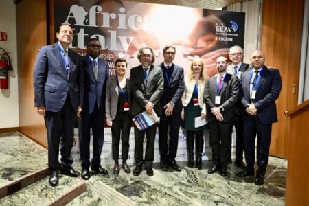 Rome. Du 3 au 6 mars 2026, la neuvième édition de l’Italia Africa Business Week (IABW) réunit responsables politiques, chefs d’entreprise et institutions internationales autour d’un objectif clair : transformer les ambitions du partenariat entre l’Italie et l’Afrique en projets concrets, financés et mesurables. Dans un contexte de compétition internationale accrue pour l’influence économique sur le continent, Rome entend accélérer la mise en œuvre de son Plan Mattei, pierre angulaire de sa stratégie africaine.
