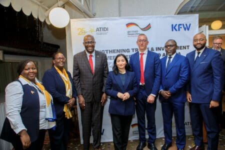 C’est à Nairobi, lors d’une rencontre officielle entre les dirigeants des deux institutions et la ministre fédérale allemande de la Coopération économique et du Développement, Reem Alabali Radovan, que l’accord a été entériné. Avec cette opération, KfW devient le 13ᵉ actionnaire institutionnel d’ATIDI, confirmant l’intérêt croissant des partenaires internationaux pour cette plateforme africaine de gestion des risques. L’institution allemande investit 32 millions de dollars pour intégrer la catégorie D2, réservée aux agences de crédit à l’exportation et entités publiques non africaines.