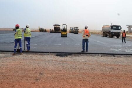 Burkina Faso | Futur aéroport de Donsin : prouesses techniques et décollage imminent malgré des couacs Le futur pôle aéronautique du Burkina Faso n’est plus un simple mirage. Sur le terrain, la réalité physique s’impose : une piste d’atterrissage de 3,5 km de long, extensible à 4 km, fend désormais la savane. Large de 60 mètres et équipée de balises modernes, cette infrastructure est calibrée pour le très lourd. «Les gros-porteurs comme le Boeing 747 ou l’Airbus A340 pourront se poser à Donsin sans la moindre difficulté,» a assuré Faycal Ouédraogo, responsable du développement des infrastructures.