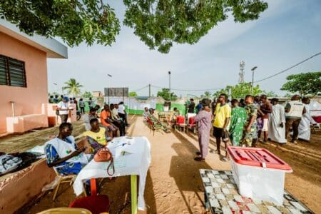 À Gogounou, dans le département de l’Alibori, les cours d’écoles ont connu leur plus forte affluence aux toutes premières heures de la matinée. Dans cette région septentrionale où le pastoralisme rythme le quotidien, l’objectif premier des habitants était de devancer la montée des températures. « Je suis venu m’aligner depuis 6h30. Avec le soleil qui frappe vite ici, il vaut mieux voter à la fraîche. Comme il n’y a pas d’activité au champ aujourd’hui, je vais juste rentrer m’occuper de mes bêtes à la maison », explique Orou, éleveur, l’index marqué par l’encre indélébile.