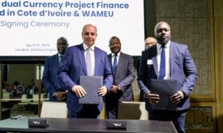 Côte d’Ivoire | Transition énergétique : Abidjan émet sa première green-bond Cette opération, structurée sous la forme d'un emprunt obligataire de 65 millions d'euros libellé en euro et en franc CFA, est destinée au financement de la construction d'une centrale solaire de 66 mégawatts dans la région de Korhogo, au Nord du pays. Une fois mise en service en 2027, l'installation, développée par Poro Power, devrait devenir la plus grande centrale solaire et une pièce majeure de la stratégie de transition énergétique du pays.