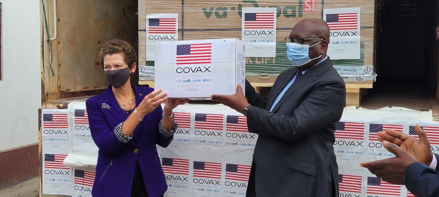 C’est un «non» qui résonne comme un coup de tonnerre dans certaines chancelleries d’Afrique de l’Ouest. Le Ghana, souvent perçu comme l’un des partenaires les plus stables de l’Occident dans la région, vient de poser un acte de rupture radical. En plein cœur des négociations pour un programme de soutien sanitaire massif de 109 millions de dollars, le gouvernement ghanéen a choisi de claquer la porte. Le motif ? Une ligne rouge franchie par les États-Unis concernant la gestion et l’accès aux données numériques de la population ghanéenne.