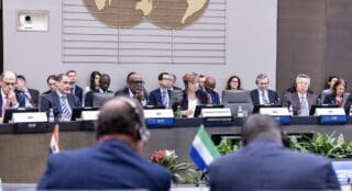 Conjoncture | Prévisions de croissance : au FMI, les Africains redoutent le pire A en juger par le communiqué publié au terme de cette rencontre, les argentiers du continent redoutent des effets dévastateurs sur la croissance : « malgré les progrès de stabilisation acquis en 2025, la dynamique de croissance en Afrique devrait ralentir en 2026, contrairement aux projections antérieures. La croissance du PIB réel devrait passer de 4,5 % en 2025 à 4,2 % en 2026. La croissance devrait marquer le pas tant en Afrique subsaharienne qu’en Afrique du Nord, passant de 4,5 % en 2025 à respectivement 4,3 % et 4,1 % en 2026.»