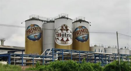 Le numéro deux mondial de la « mousse » a cédé ses parts à Elna Holdings, basée à l’île Maurice. Les trois sites de production congolais de Heineken situés à Kinshasa, Kisangani et Lubumbashi, font partie de la transaction.