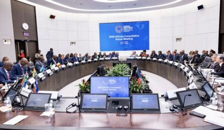 Au terme d’une solide année 2025, l’Afrique subsaharienne a entamé 2026 en récoltant les fruits d’une stabilisation durement acquise. Toutefois, la guerre au Moyen-Orient est venue assombrir ces perspectives. Les cours du pétrole, du gaz et des engrais, ainsi que les coûts du transport maritime, ont nettement augmenté.