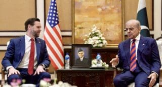 Moyen-Orient | Détroit d’Ormuz : vers la mise en place d’un blocus naval annonce Donald Trump Le vice-président américain JD Vance a annoncé dimanche qu'il rentrait aux Etats-Unis sans accord avec l'Iran, après avoir formulé une "offre finale et la meilleure possible" pour mettre fin à la guerre. Le Pakistan a exhorté dimanche les deux parties à continuer à respecter la trêve de deux semaines en vigueur, malgré l'échec de leurs négociations.