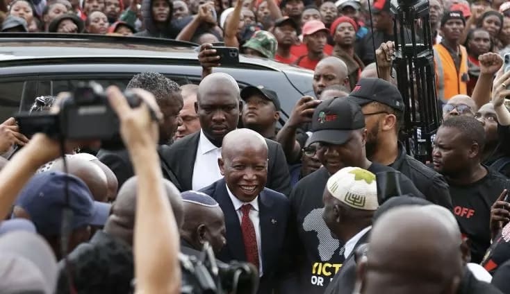 Afrique du Sud | Justice : Julius Malema à la barre, le procès de tous les dangers L’accusation contre le leader des « Economic Freedom Fighters » (EFF, « Combattants pour la liberté économique ») a été portée devant la justice par le petit groupe d’extrême droite AfriForum, qui a fait part à l’administration du président américain Donald Trump de ses griefs de longue date contre Julius Malema, connu pour ses diatribes et ses positions racistes envers les migrants africains.