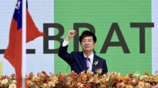 Chinafrique | Pressions diplomatiques : Pékin torpille la visite du président taïwanais en Eswatini L'Eswatini, petit Etat d'Afrique australe, est l'un des douze pays dans le monde, et le seul en Afrique, à entretenir des relations diplomatiques officielles avec Taïwan, territoire revendiqué par la Chine. Le président taïwanais était attendu mercredi 22 avril à Eswatini pour les célébrations du 40ème anniversaire de l'accession au trône du roi Mswati III. La Chine, qui entretient des liens économiques et politiques étroits avec le continent africain, considère Taïwan comme l'une de ses provinces, et lui conteste le droit de se qualifier de pays.