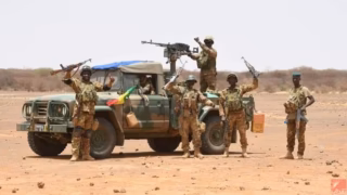 Depuis son indépendance de la France en 1960, le Mali a connu plusieurs rébellions des Touareg, peuple nomade du Sahara entré en révolte contre la domination des populations du Sud. En mars 2012, des militaires renversent le président Amadou Toumani Touré, l'accusant d'"incompétence" dans la lutte contre la rébellion touareg séparatiste et les groupes islamistes dans le Nord.