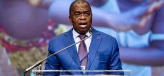Dans le communiqué du Conseil d’administration du FMI, les administrateurs appellent le Cameroun à poursuivre les efforts visant à renforcer la mobilisation des recettes et à intensifier les initiatives en matière de contrôle des dépenses, d'efficacité des dépenses et de gestion des investissements publics afin de dégager des marges de manœuvre pour les dépenses d'infrastructure et sociales. La finalisation des réformes relatives aux subventions aux carburants est également essentielle.