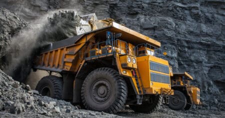Cette initiative intervient dans un contexte de rivalités internationales croissantes autour des ressources critiques. Premier producteur mondial de cobalt et deuxième du cuivre et acteur majeur dans le coltan et le lithium, la RDC fait face à une insécurité chronique dans ses zones minières, exacerbée par la présence de groupes armés soutenus par le Rwanda. Ces défis dissuadent les investisseurs internationaux et fragilisent les recettes de l’Etat congolais.