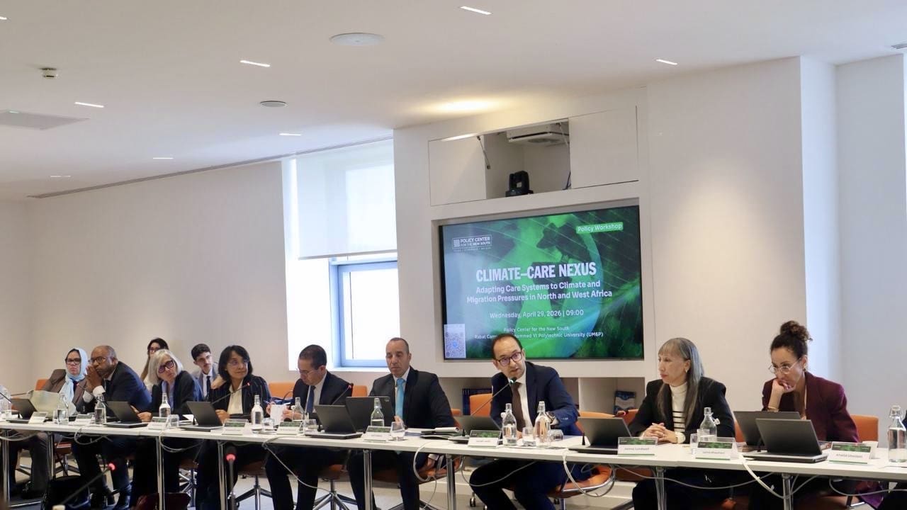 PCNS | Climat, migration, familles : comment les pressions environnementales redessinent le “care” en Afrique du Nord et de l’Ouest Le Policy Center for the New South a officiellement lancé, le 29 avril 2026 à son siège, le projet «Climate-Care Nexus : Adapting Care Systems to Climate and Migration Pressures in North and West Africa.» Financé par le Centre de recherches pour le développement international (IDRC/CRDI), ce programme de recherche s’étendra sur trois ans et couvrira quatre pays : le Maroc, le Sénégal, l’Égypte et la Mauritanie.