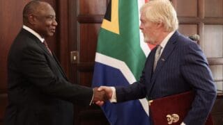 Pretoria | Lettres de créance : l’ambassadeur américain Bozell «est tombé amoureux de l’Afrique du Sud», tandis que Ramaphosa fixe les conditions de son séjour M. Bozell a fait cette déclaration ce mercredi lors de la présentation de ses lettres de créance au président Cyril Ramaphosa, en présence d'autres ambassadeurs de divers pays, dont Cuba.