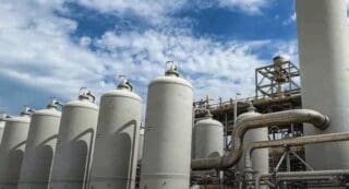 Il y a d’abord le récurent problème de l’approvisionnement en carburant. Un très bon article d’Air Journal éclaire la situation européenne. 70% du carburéacteur consommé en Europe provient du Moyen-Orient et en particulier du complexe Al Zour du Koweit. Il est clair que cette source de fourniture de Jet A ou Jet A1 va être singulièrement réduite tant que le détroit d’Ormuz ne sera pas réouvert à la navigation et cela peut prendre plusieurs mois après la fin des hostilités, qui elle, n’est pas pour demain.
