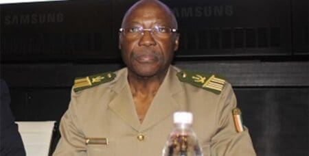 Corridor de l’hinterland | Bamako et Ouagadougou : la Côte d’Ivoire brise les chaînes de la bureaucratie douanière L’image des agents tamponnant nerveusement des liasses de documents appartient désormais au passé. Dans une note circulaire datée du 31 mars 2026, le Général DA Pierre A., patron des douanes ivoiriennes, a acté une décision historique : la fin de l’exigence du visa des représentations douanières du Mali et du Burkina Faso sur les déclarations de marchandises. Ce verrou administratif, qui ralentissait jusqu’ici le flux des échanges, saute au profit d’une gestion totalement dématérialisée.