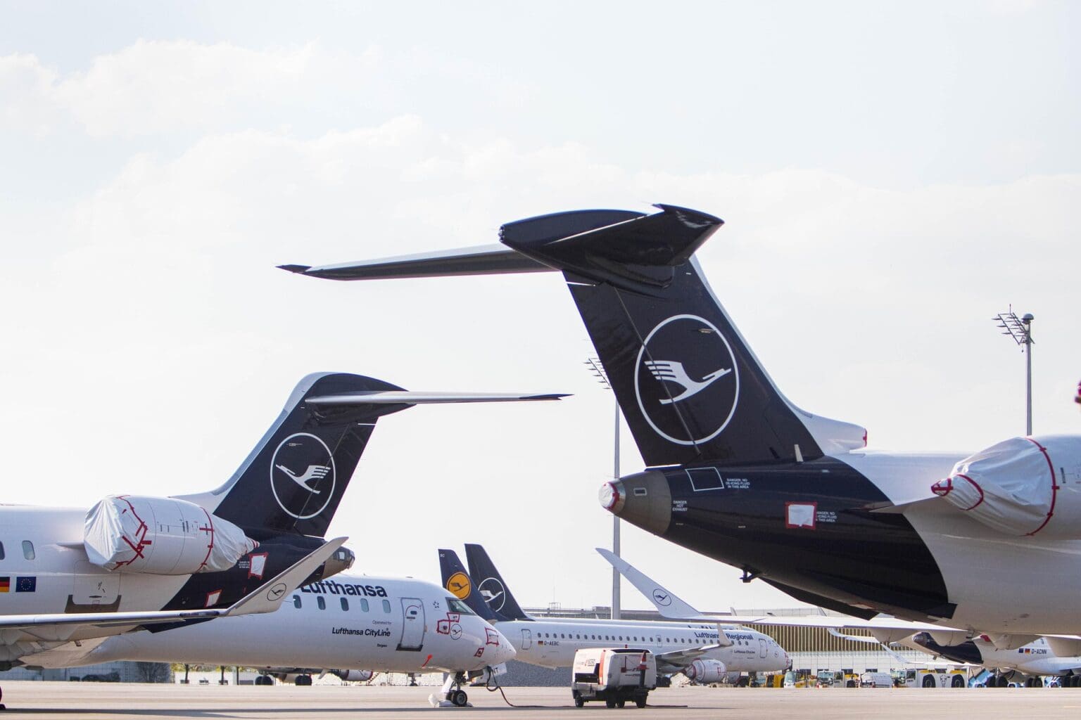 Tribune | Responsabilité Sociale et Environnementale des entreprises : Lufthansa fête ses 100 ans – Envie de covoiturer pour rentrer à l’aéroport ? Au lendemain d’une longue crise sanitaire qui a éprouvé le secteur du transport aérien, et au moment même où la guerre en Ukraine nous conduit à être solidaires d’un pays en lutte pour ses libertés et son indépendance, nous, citoyens européens, nomades et créateurs, devons faire le choix d’affirmer l’importance et la force de l’Europe du futur, de la mobilité décarbonée et de l’innovation transfrontalière comme facteurs de paix et de dialogue, pour rapprocher les personnes et les territoires.