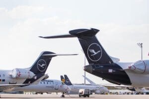 Tribune | Responsabilité Sociale et Environnementale des entreprises : Lufthansa fête ses 100 ans – Envie de covoiturer pour rentrer à l’aéroport ? Au lendemain d’une longue crise sanitaire qui a éprouvé le secteur du transport aérien, et au moment même où la guerre en Ukraine nous conduit à être solidaires d’un pays en lutte pour ses libertés et son indépendance, nous, citoyens européens, nomades et créateurs, devons faire le choix d’affirmer l’importance et la force de l’Europe du futur, de la mobilité décarbonée et de l’innovation transfrontalière comme facteurs de paix et de dialogue, pour rapprocher les personnes et les territoires.