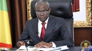 Cette amélioration de perspective intervient après une période de fortes tensions de liquidité sur le budget. En octobre 2024, le gouvernement congolais avait procédé à une opération d'allongement des maturités dans le cadre du Plan National d'Optimisation de la Trésorerie une opération que Moody's avait assimilée à un swap coercitif. Brazzaville avait également enregistré, début 2025, des no-show sur des échéances de la dette sur le marché régional.