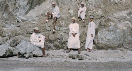 L’année 2026 marquera un anniversaire historique pour le monde de l’image : les 200 ans de la première photographie permanente réalisée en 1826. Deux siècles après cette invention qui a bouleversé la manière de capturer le réel, les Rencontres de la Photographie de Marrakech consacrent leur 6e édition à la lumière, matrice originelle de toute pratique photographique.