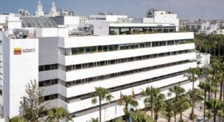 Le groupe bancaire marocain Attijariwafa Bank signe un premier trimestre 2026 solide. La banque a enregistré un résultat net part du groupe de 2,9 milliards de dirhams (près de 315 millions de dollars), en hausse de 3,6 % par rapport à la même période de 2025.