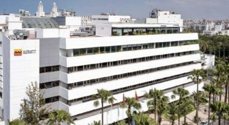Le groupe bancaire marocain Attijariwafa Bank signe un premier trimestre 2026 solide. La banque a enregistré un résultat net part du groupe de 2,9 milliards de dirhams (près de 315 millions de dollars), en hausse de 3,6 % par rapport à la même période de 2025.