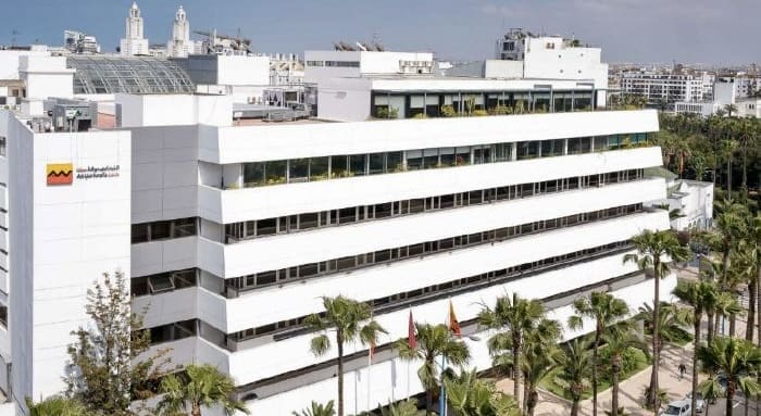 Le groupe bancaire marocain Attijariwafa Bank signe un premier trimestre 2026 solide. La banque a enregistré un résultat net part du groupe de 2,9 milliards de dirhams (près de 315 millions de dollars), en hausse de 3,6 % par rapport à la même période de 2025.
