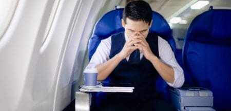 Les difficultés ne sont pas terminées. La première chose que voit le passager à son arrivée vers la salle d’embarquement est une queue. Sauf à être sur place depuis quelque temps pour prendre les premières positions dans la file, il faudra à notre client aller au fond de la queue et si, par hasard il a payé un accès privilégié, comme d’ailleurs beaucoup le font, il devra trouver où commence la file des prioritaires, laquelle est souvent aussi longue que la normale.