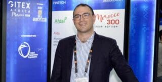 Annoncé le 4 mai 2026, ce nouvel agent IA est le fruit de plus de six années de recherche et développement et de plus de 1,3 million de simulations traitées. AFDAL revendique une double première mondiale : un agent capable non seulement de converser naturellement, mais surtout de calculer une offre de crédit immobilier complète, puis de contacter directement le client par téléphone pour la lui proposer.