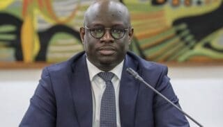 Malgré cette menace qui pourrait s’avérer insoutenable pour les finances publiques, le ministre des Finances Cheikh Diba a déclaré que le Premier ministre avait rejeté, dès le départ, toute idée de hausse de prix du carburant à la pompe afin de relâcher la pression sur le budget de l’Etat.