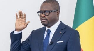 L’esplanade du Palais des Congrès de Cotonou s'est muée en épicentre de la diplomatie ouest-africaine. Si le protocole béninois exclut traditionnellement les chefs d’État en exercice lors de la prestation de serment, l’affluence de plus de 16 délégations étrangères a démontré le poids politique du nouveau président. Les présences hautement stratégiques des Vice-Présidents du Nigeria et de la Côte d’Ivoire sont venues rappeler l'alignement du Bénin avec les géants économiques de la côte.