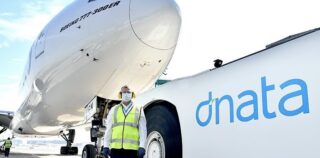 Le meilleur exemple est encore fourni par Emirates. Elle vient de publier ses résultats pour l’exercice 2025 / 2026 qui s’est terminé au 31 mars de cette année. Les résultats sont impressionnants. Bien que le nombre de passagers soit en diminution de 1% avec 53,2 millions de passagers tout de même, le chiffre d’affaires progresse de 2% à 35,7 milliards de dollars et surtout le profit net atteint un niveau jamais égalé de 5,4 milliards de dollars.