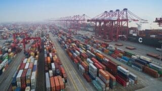 Le déficit commercial de l’Afrique avec la Chine s’est fortement aggravé au cours des quatre premiers mois de 2026. Selon les données publiées le 8 mai par l’administration générale des douanes chinoises, il a atteint 36,8 milliards de dollars entre janvier et avril, soit une hausse de 48,27 % par rapport à la même période en 2025.