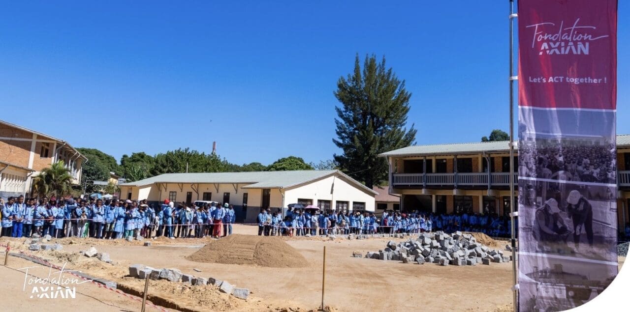 Philanthropie | Contre la pauvreté : la Fondation AXIAN et Les Entretiens s’allient pour le tissu associatif malgache Le Fonds TOHANA, dont le nom signifie «soutien» en malagasy, se positionne comme un instrument de financement de proximité. Initialement issu d’un partenariat amorcé en 2024 entre la Fondation AXIAN et Les Entretiens, le dispositif franchit une nouvelle étape en s’ouvrant à d’autres souscripteurs. Désormais, un réseau d’entreprises et de fondations de la place adhère à ce fonds commun pour financer des projets sociaux et environnementaux.