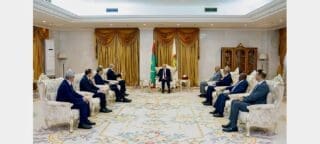 Les chiffres traduisent cette montée en puissance. Le Maroc figure désormais parmi les principaux partenaires commerciaux africains de la Mauritanie. Les échanges bilatéraux dépassent plusieurs centaines de millions de dollars par an, tirés par les exportations agroalimentaires, les matériaux de construction, les produits manufacturés et les services. Les investissements marocains sont visibles dans des secteurs clés : banques, assurances, télécommunications, immobilier, pêche et distribution.