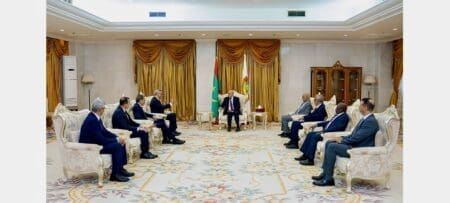 Les chiffres traduisent cette montée en puissance. Le Maroc figure désormais parmi les principaux partenaires commerciaux africains de la Mauritanie. Les échanges bilatéraux dépassent plusieurs centaines de millions de dollars par an, tirés par les exportations agroalimentaires, les matériaux de construction, les produits manufacturés et les services. Les investissements marocains sont visibles dans des secteurs clés : banques, assurances, télécommunications, immobilier, pêche et distribution.
